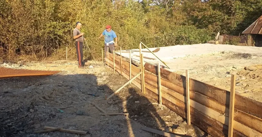 Casa bătrânului din Schela, arsă în incendiu, se reconstruiește. Primarul cere sprijin