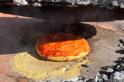 Gorjeancă din Baia de Fier duce gustul de acasă la Tărâmul Cerbilor