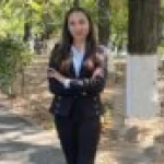 La 20 de ani, Elena din Târgu Jiu îi ajută pe copii să îndrăgească școala