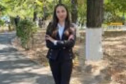 La 20 de ani, Elena din Târgu Jiu îi ajută pe copii să îndrăgească școala