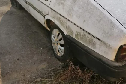 Mașinile abandonate ocupă parcările din Târgu Jiu. Riscurile pentru proprietari