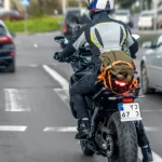 Motocicliștii vor putea înainta printre mașini la semafor, cu o limită clară