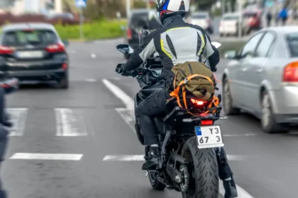 Motocicliștii vor putea înainta printre mașini la semafor, cu o limită clară