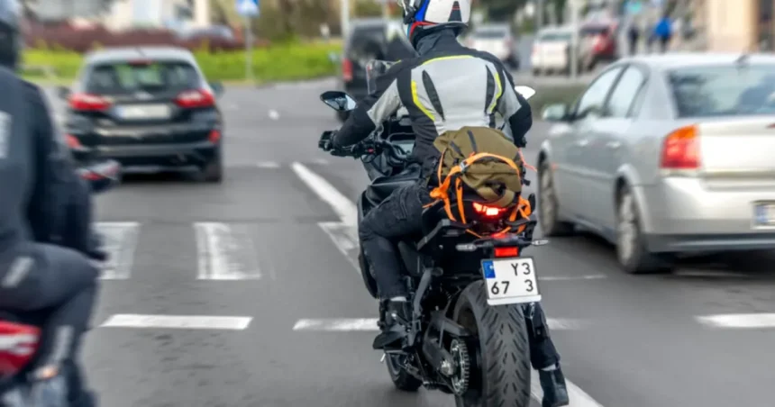 Motocicliștii vor putea înainta printre mașini la semafor, cu o limită clară