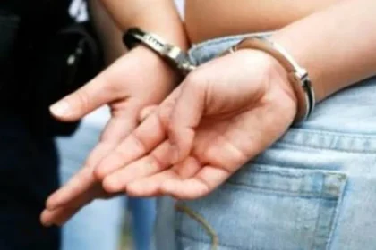 Tânăr de 27 de ani reținut după ce a furat ciocolată din două magazine din Rovinari