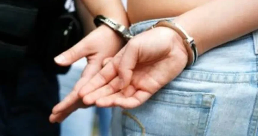 Tânăr de 27 de ani reținut după ce a furat ciocolată din două magazine din Rovinari