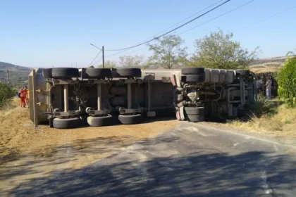 TIR răsturnat pe DN 67! Circulația rutieră este blocată