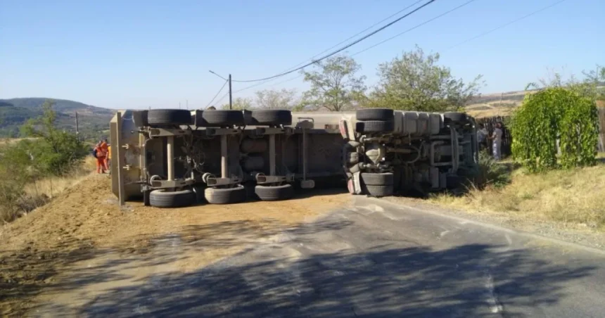 TIR răsturnat pe DN 67! Circulația rutieră este blocată